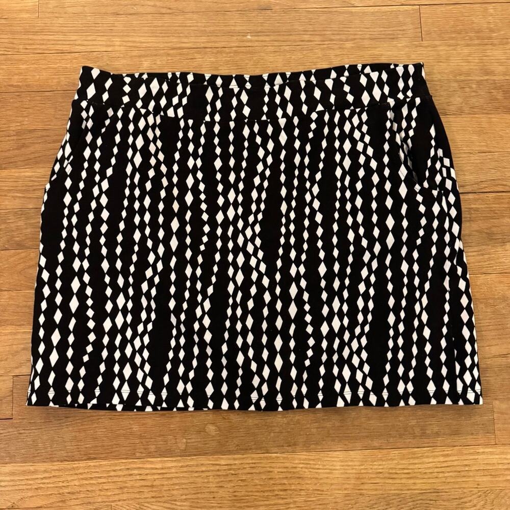 Chico's Weekends black white diamond mini pencil skort size 14
b57